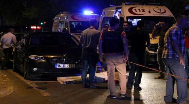 İstanbul&#039;da silahlı kavga: 3 ölü, yaralılar var