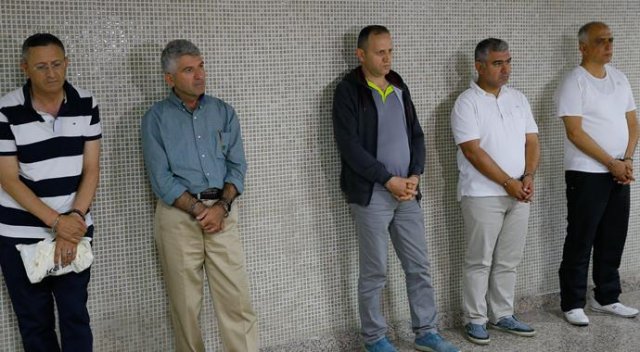İzmir'de 5 general tutuklandı İzmir'de 5 general tutuklandı