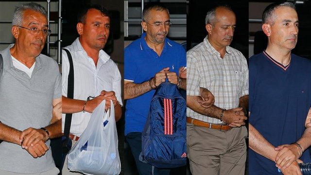 İzmir'de gözaltına alınan 5 general adliyede İzmir'de gözaltına alınan 5 general adliyede
