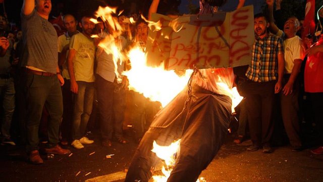 Kahramanmaraş'ta FETÖ'nün elebaşı Gülen'in maketini yaktılar Kahramanmaraş'ta FETÖ'nün elebaşı Gülen'in maketini yaktılar