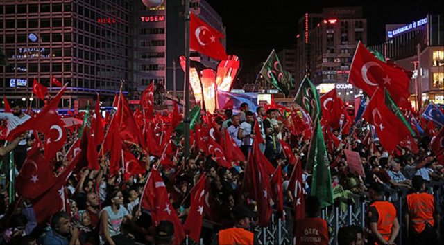 Kızılay'daki 'demokrasi nöbeti' sürüyor Kızılay'daki 'demokrasi nöbeti' sürüyor