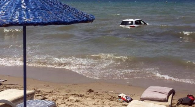 Kuşadası'nda otomobil plaja daldı: 4 yaralı