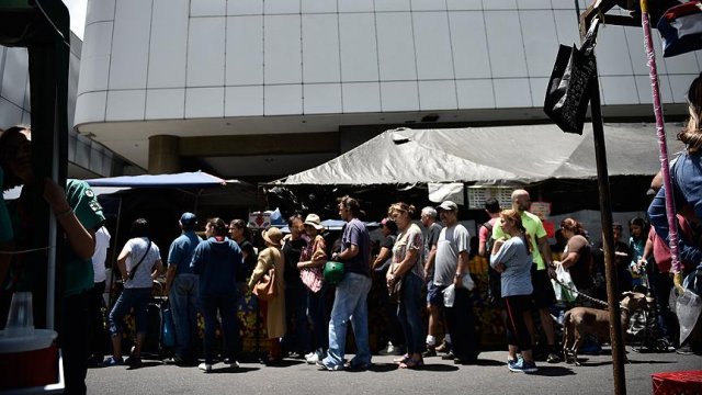 Maduro, Kolombiya sınır kapısını tekrar açtı