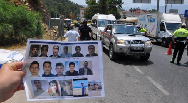 Marmaris'te vatandaşlara darbeci askerlerin fotoğrafları gösteriliyor Marmaris'te vatandaşlara darbeci askerlerin fotoğrafları gösteriliyor