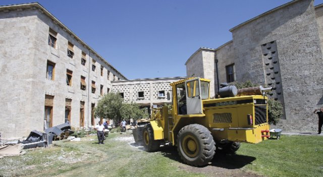Meclis yaralarını sarmaya çalışıyor Meclis yaralarını sarmaya çalışıyor