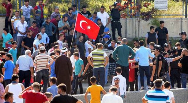 Mermisi biten polislerin imdadına vatandaşlar yetişmiş Mermisi biten polislerin imdadına vatandaşlar yetişmiş