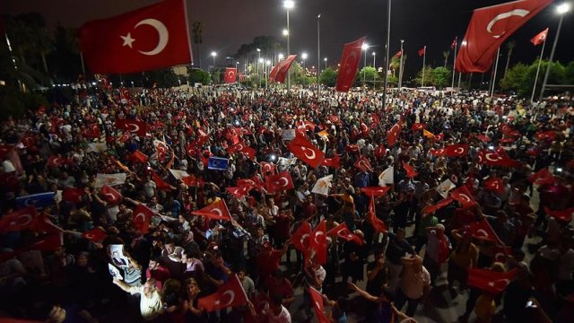 Mersin'de vatandaşlar Cumhuriyet Alanı'nda