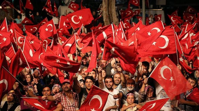 Meydanlarda 'demokrasi nöbeti' devam ediyor Meydanlarda 'demokrasi nöbeti' devam ediyor