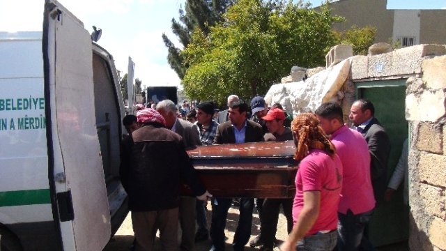 Midyat'ta bir kadın boğazı kesilerek öldürüldü Midyat'ta bir kadın boğazı kesilerek öldürüldü