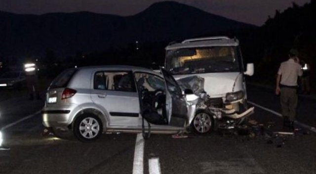 Otomobille minibüs çarpıştı: 2 ölü Otomobille minibüs çarpıştı: 2 ölü