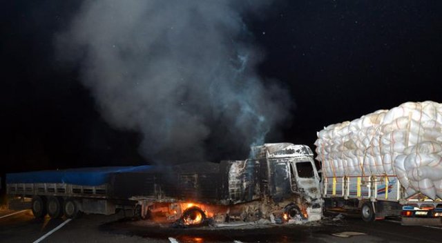 PKK Tunceli'de yol kesti, TIR yaktı