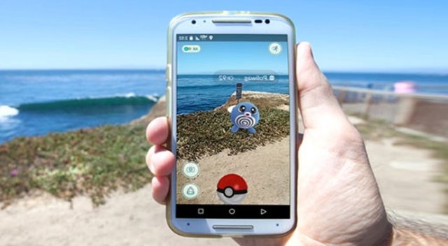 Pokemon GO oynarken gölete düştü Pokemon GO oynarken gölete düştü