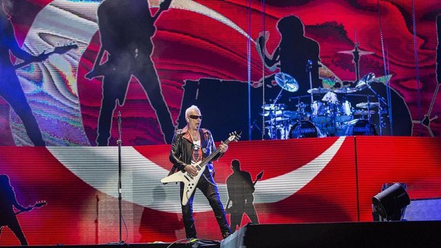 Scorpions'tan Türk bayrağı önünde konser