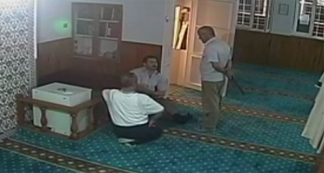 Sela okuyan cami görevlisini yaralayan alçak yakalandı Sela okuyan cami görevlisini yaralayan alçak yakalandı