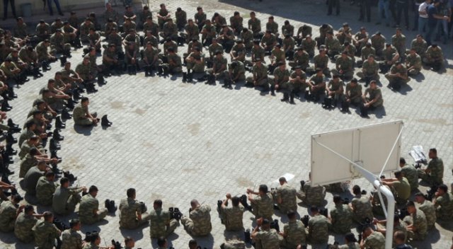 Şırnak'ta yüzlerce darbeci asker gözaltında Şırnak'ta yüzlerce darbeci asker gözaltında
