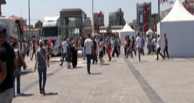 Taksim Meydanı bomba araması için boşaltıldı Taksim Meydanı bomba araması için boşaltıldı
