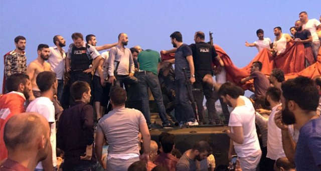 Tankın içinde kalan askerleri linçten polis kurtardı