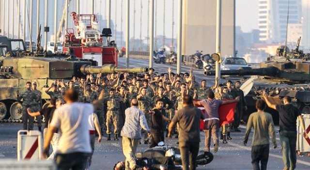 Tankları köprüye çıkaran darbeci komutandan itiraf! Tankları köprüye çıkaran darbeci komutandan itiraf!