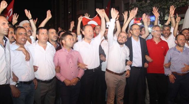 Tankların çıkacağı söylentisiyle garnizonun önüne aktılar