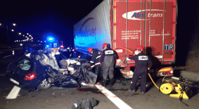 Tem'de otomobil tira çarptı:3 ölü 3 yaralı