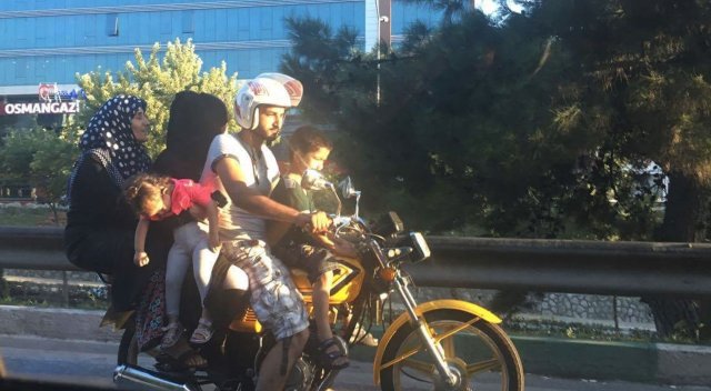 Trafikte pes dedirten görüntü Trafikte pes dedirten görüntü
