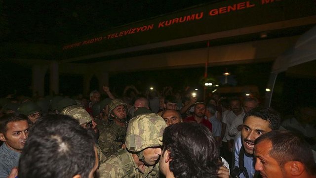 TRT'ye baskın yapan ve Boğaziçi Köprüsü'ne tanklarla giden askerler tutuklandı TRT'ye baskın yapan ve Boğaziçi Köprüsü'ne tanklarla giden askerler tutuklandı