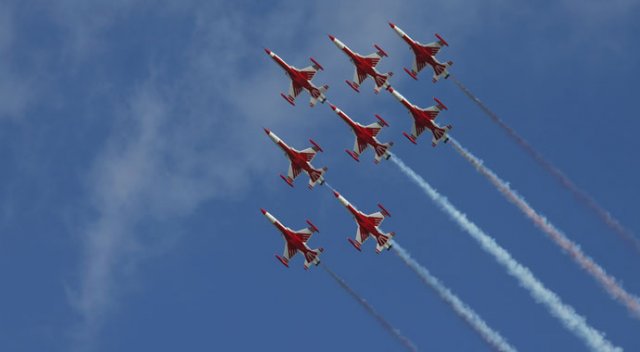 Türk Yıldızları'ndan görevimizin başındayız mesajı Türk Yıldızları'ndan görevimizin başındayız mesajı