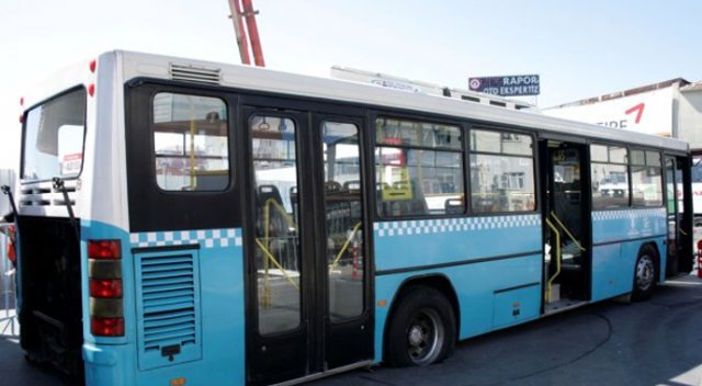 Ümraniye&#039;de çöken yola otobüs sıkıştı