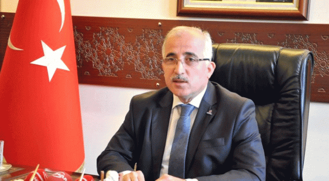 Vali Tuna : "Herkes otursun oturduğu yerde" Vali Tuna : "Herkes otursun oturduğu yerde"