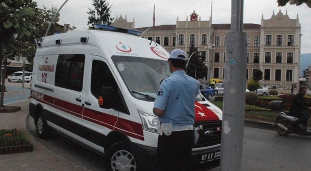 Valilik önünde şüpheli ambulans alarmı Valilik önünde şüpheli ambulans alarmı