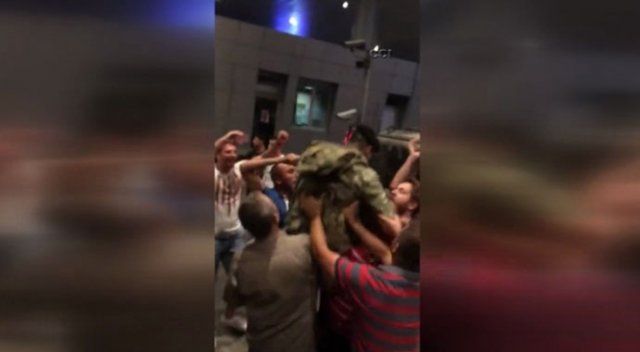 Vatandaşa silah doğrultmayan asker omuzlarda