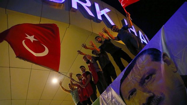 Vatandaşlar Atatürk Havalimanı'nda toplanıyor Vatandaşlar Atatürk Havalimanı'nda toplanıyor