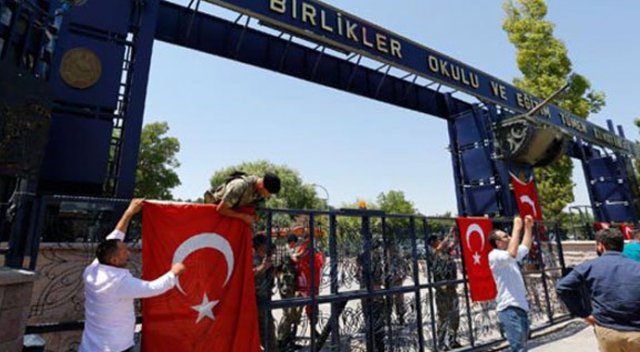 Vatandaşlar kışla önünü tuttu Vatandaşlar kışla önünü tuttu