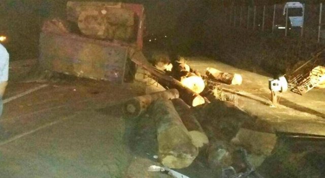 Yolcu otobüsü bariyerlere çarptı: 1 ölü, 20 yaralı Yolcu otobüsü bariyerlere çarptı: 1 ölü, 20 yaralı