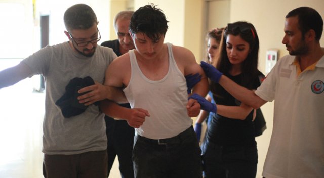 22 katlı binanın asansöründe mahsur kaldı