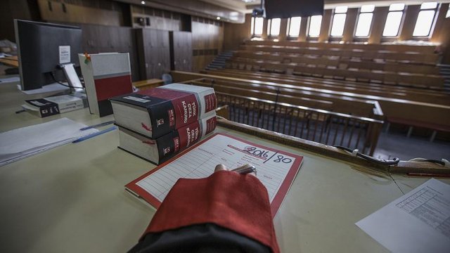 Aslı Erdoğan 'terör örgütü üyeliği'nden tutuklandı Aslı Erdoğan 'terör örgütü üyeliği'nden tutuklandı