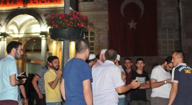 Darbe olduğunu düşünen halk sokağa döküldü