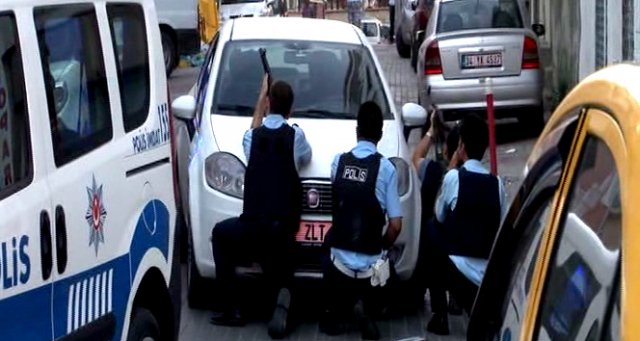 Devriye yapan polislere saldırı: 1 yaralı Devriye yapan polislere saldırı: 1 yaralı