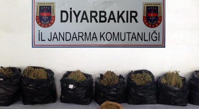 Diyarbakır'da yüklü miktarda uyuşturucu ele geçirildi Diyarbakır'da yüklü miktarda uyuşturucu ele geçirildi