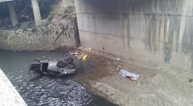 Esenyurt’ta araç su kanalına uçtu: 1 ölü Esenyurt’ta araç su kanalına uçtu: 1 ölü