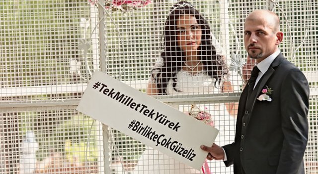 Gelin damatlar darbe teşebbüsüne tepki gösterdi! Gelin damatlar darbe teşebbüsüne tepki gösterdi!