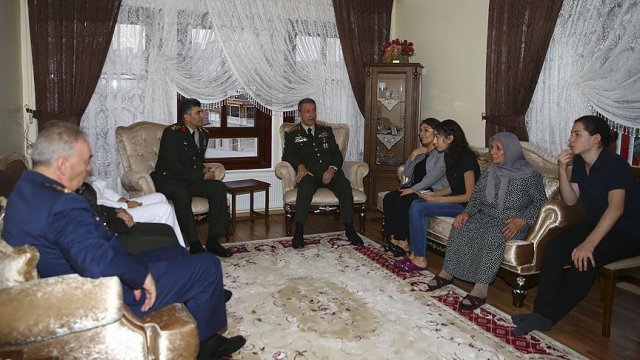 Genelkurmay Başkanı Akar'dan şehit evine taziye ziyareti Genelkurmay Başkanı Akar'dan şehit evine taziye ziyareti