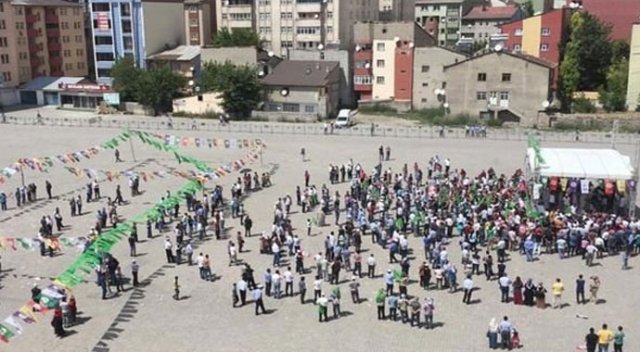HDP'nin Ağrı'daki mitinginde çekilen görüntü şaşkına çevirdi HDP'nin Ağrı'daki mitinginde çekilen görüntü şaşkına çevirdi