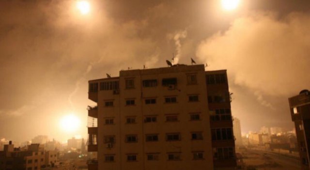 İsrail Gazze'ye bomba yağdırıyor