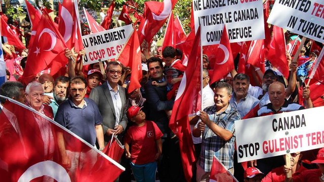 Kanada'da binlerce kişi FETÖ'yü protesto etti Kanada'da binlerce kişi FETÖ'yü protesto etti