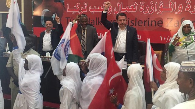 Sudan'da Türkiye'ye destek için gösteri düzenlendi Sudan'da Türkiye'ye destek için gösteri düzenlendi