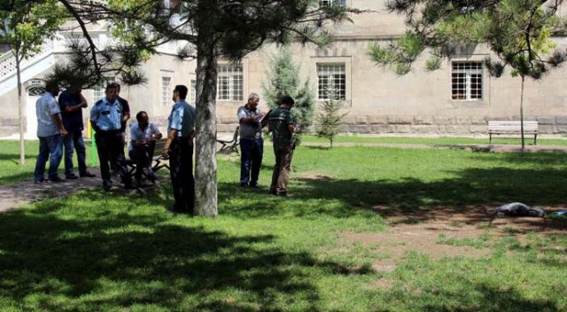 Toprağa cenin defnederken görüntülendiler Toprağa cenin defnederken görüntülendiler