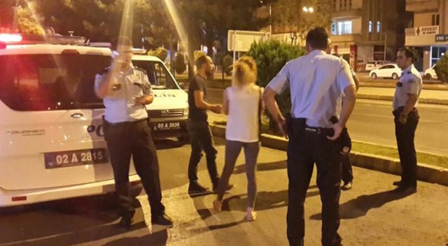 ’Dur’ ikazına uymayan 2 genç kız, polisi alarma geçirdi ’Dur’ ikazına uymayan 2 genç kız, polisi alarma geçirdi