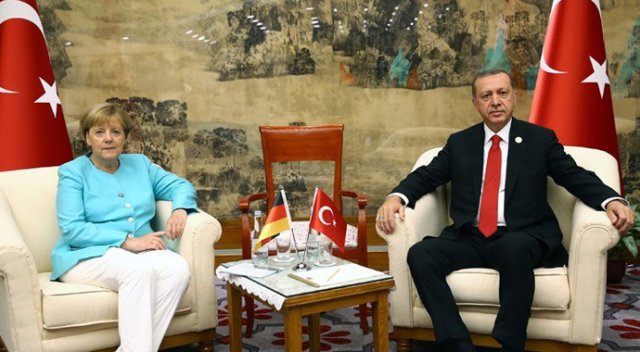 'Merkel, Erdoğan'ın önünde diz çöktü' 'Merkel, Erdoğan'ın önünde diz çöktü'