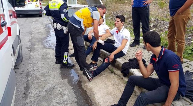 3 kişinin bindiği motosiklet kaza yaptı 3 kişinin bindiği motosiklet kaza yaptı